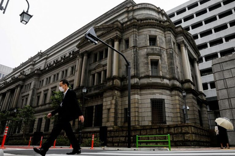 El Banco de Japón defiende su objetivo con compras ilimitas de bonos a 10 años