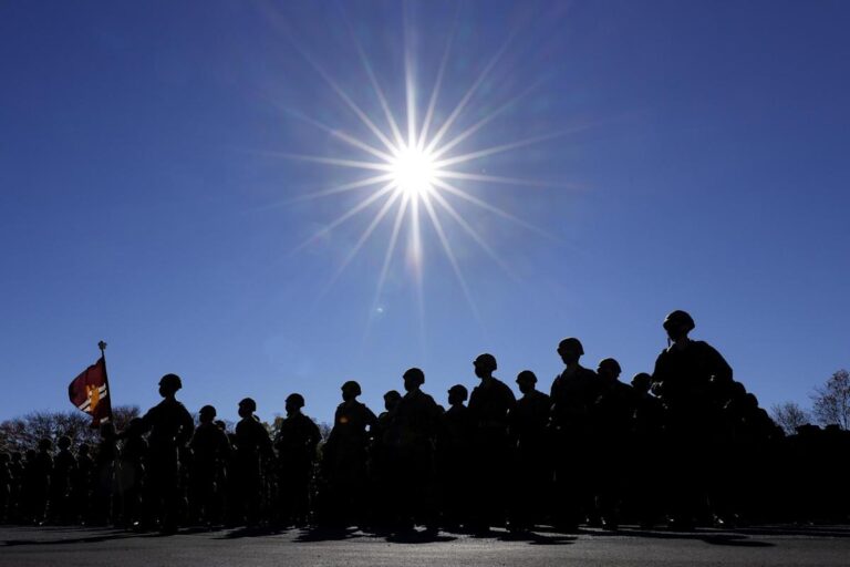 El partido gobernante de Japón propone duplicar el gasto militar