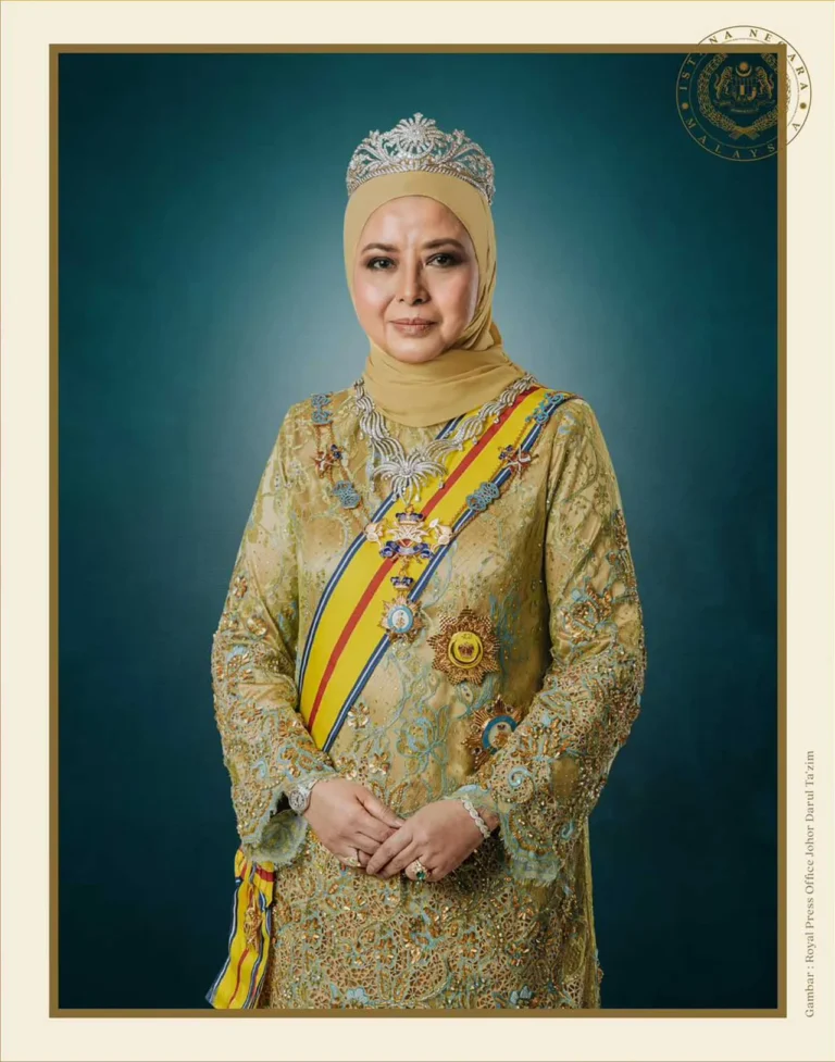 La nueva reina de Malasia estrena la tiara de las joyas de la corona en su primer retrato de gala