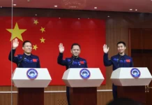 China presenta a los tres astronautas de la misión Shenzhou-21, que despegará el viernes