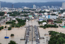 Tailandia manda su portaaviones al sur para auxiliar a las víctimas de las inundaciones