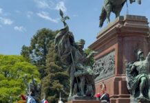 Embajada de Panamá en Argentina celebra las fiestas patrias con ofrenda floral en la Plaza San Martín