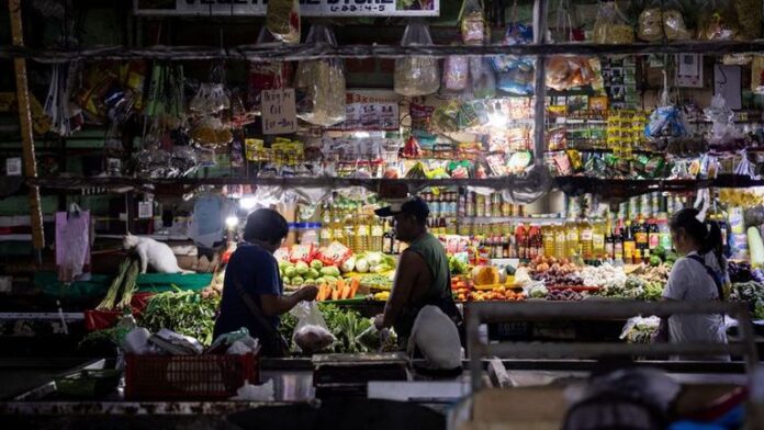 2025-07-04T011359Z_1_LYNXMPEL6300R_RTROPTP_4_PHILIPPINES-ECONOMY-INFLATION
