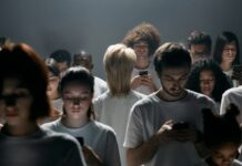 Australia comienza a supervisar la edad mínima en redes y advierte sanciones millonarias