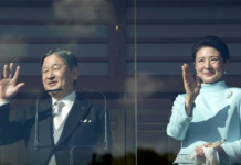 El emperador de Japón y su familia saludan a simpatizantes por Año Nuevo