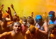 El festival Holi llena de color y multitudes todo India