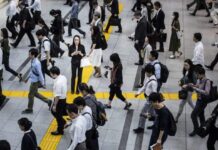 El desempleo en Japón cae ligeramente al 2,6 % en febrero, primera bajada en siete meses