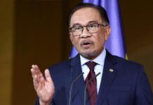 El mercado de Indonesia cerró con descensos este lunes; los retrocesos de los sectores finanzas, infraestructuras, y agricultura empujaron a los índices a la baja. Al término de la sesión en Jakarta, el IDX Composite cayó un 0.73%. El valor con mejor comportamiento de la sesión en el IDX Composite fue Danasupra Erapacific Tbk (JK:DEFI), con un avance del 34.97%, 57.00 puntos, para situarse en 220.00 al cierre. Por detrás, LCK Global Kedaton (JK:LCKM) que se revalorizó un 34.88%, 30.00 puntos, para colocarse en los 116.00, y Intermedia Capital Tbk (JK:MDIA), que subió un 33.71%, 30.00 puntos, y despidió la sesión en 119.00. El peor valor del índice fue Multipolar Technology Tbk (JK:MLPT), que cayó un 15.00%, es decir, 4,350.00 puntos, para finalizar en 24,650.00. Por su parte, Transcoal Pacific Tbk PT (JK:TCPI) cedió un 12.94%, 1,750.00 puntos, y cerró en 11,775.00, mientras que Jaya Sukses Makmur Sentosa Tbk PT (JK:RISE) recortó un 11.76%, 280.00 puntos, hasta acabar en 2,100.00. Los valores en negativo superaron a los valores en positivo en Bolsa de Indonesia por una diferencia de 488 frente a 244, y 129 terminaron sin cambios. Los títulos de Intermedia Capital Tbk (JK:MDIA) aceleraron sus avances hasta alcanzar su mayor nivel en 5 años, al sumar un 33.71%, o 30.00, para situarse en 119.00. Los futuros del petróleo crudo para entrega en junio ganaron un 6.77%, o 5.59, hasta $88.18 el barril. Si observamos a las demás commodities, los futuros del petróleo brent para entrega en junio concluyeron con un repunte del 5.93%, o 5.36, para quedarse en $95.74 el barril, mientras que los futuros del oro para entrega en junio se replegaron un 1.45%, o 70.64, hasta $4,808.96 la onza troy.