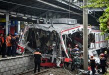 Sube a 16 la cifra de víctimas mortales en el choque de trenes de Indonesia, todas mujeres