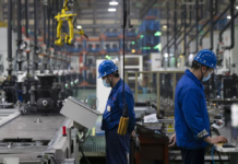 La producción industrial sube en China mientras el consumo cae por primera vez desde 2022