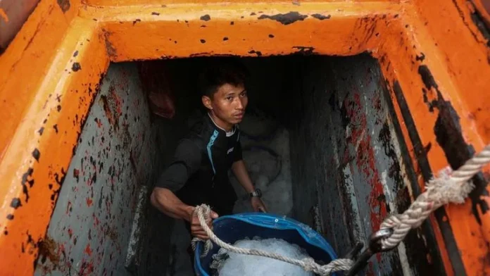 2026-03-26T052339Z_1_LYNXMPEM2P05U_RTROPTP_4_IRAN-CRISIS-THAILAND-FISHERMEN