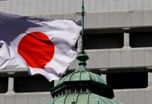 El secretario del Tesoro de EE.UU., Scott Bessent, afirmó hoy que el Banco de Japón ha demostrado un sólido compromiso con la estabilidad monetaria y financiera. Bessent realizó estos comentarios en una publicación en X, un día después de que fuentes indicaran que el banco central japonés había intervenido para apoyar al yen. «La economía de Japón continúa teniendo un buen desempeño», escribió Bessent. El secretario del Tesoro agregó que espera reunirse con el gobernador del Banco de Japón, Kazuo Ueda, en las próximas reuniones de ministros de finanzas del G20. Bessent también señaló que EE.UU. mantiene una sólida relación y una estrecha coordinación con Japón.