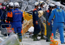 El número de personas fallecidas por el terremoto de magnitud 7,1 que sacudió el suroeste de Japón el martes 28 de julio de 2026 aumentó a 35, informaron autoridades de la prefectura de Kumamoto. El movimiento telúrico afectó principalmente la isla de Kyushu y dejó además decenas de personas heridas, algunas de ellas en condición grave. Más de 9,000 habitantes permanecen en refugios temporales, mientras las autoridades intentan garantizar agua, electricidad y condiciones adecuadas ante la intensa ola de calor que afecta la región. Algunas personas han optado por dormir dentro de sus vehículos debido a la saturación de los albergues y al temor de nuevas réplicas. Las labores de búsqueda y rescate continuaban casi 72 horas después del terremoto, periodo considerado crítico para localizar sobrevivientes entre los escombros. Uno de los principales operativos se concentra en el centro comercial Aeon, en Kashima, donde ocurrió un colapso parcial seguido de una explosión presuntamente provocada por una fuga de gas. Los equipos de emergencia también trabajan en viviendas destruidas y en una fábrica de papel de Yatsushiro, donde una chimenea colapsó sobre varios trabajadores. El terremoto alcanzó el nivel máximo de siete en la escala japonesa de intensidad sísmica y fue seguido por fuertes réplicas que complicaron las labores de rescate. El sismo también provocó daños en carreteras, puentes, viviendas y establecimientos comerciales, además de interrupciones en los servicios de agua potable y energía eléctrica. Aunque gran parte del suministro eléctrico fue restablecido, decenas de miles de viviendas continuaban sin agua, lo que aumenta el riesgo de deshidratación y golpes de calor. Las autoridades mantienen la vigilancia ante posibles nuevas réplicas y pidieron a la población evitar edificios dañados, laderas inestables y zonas con riesgo de deslizamientos. Japón se encuentra en el denominado Anillo de Fuego del Pacífico, una región de elevada actividad sísmica y volcánica.