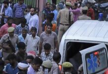 India: Una estampida durante un acto religioso deja numerosos heridos.