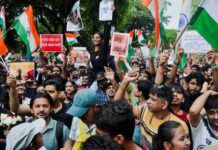 India aprueba proyecto de ley contra filtración de exámenes tras protestas de «Cucarachas»