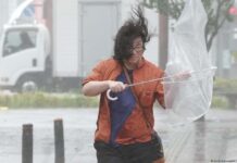 El avance del tifón Saudel al sur de Japón fuerza evacuaciones y cierres de escuelas