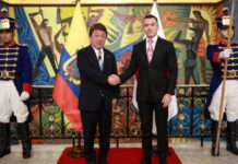 Presidente de Ecuador recibe al canciller de Japón para fortalecer cooperación biilateral