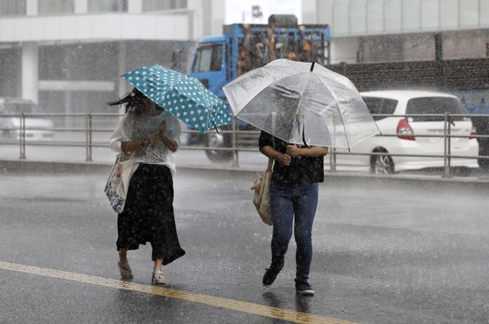 Japón emite orden de evacuación para más de 5.000 personas ante el avance el tifón Dolphin