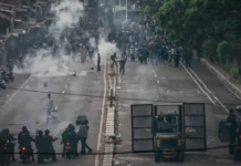 Un muerto y más de 300 detenidos durante protestas en Indonesia contra el Gobierno