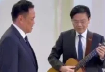 El Primer Ministro de Singapur tocó la guitarra mientras el Primer Ministro de Tailandia cantaba.