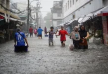 Miles de personas se refugian en Bangkok tras las graves inundaciones en Tailandia