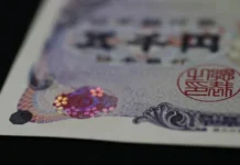 UBS ve ganancias limitadas del yen pese a alza de tasas del Banco de Japón