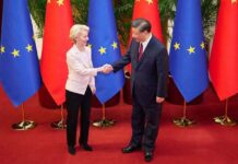 China pide a la UE mantener la «apertura» comercial y defiende su industria de eléctricos